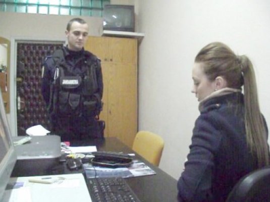 Portofel recuperat de jandarmi şi înapoiat unei tinere